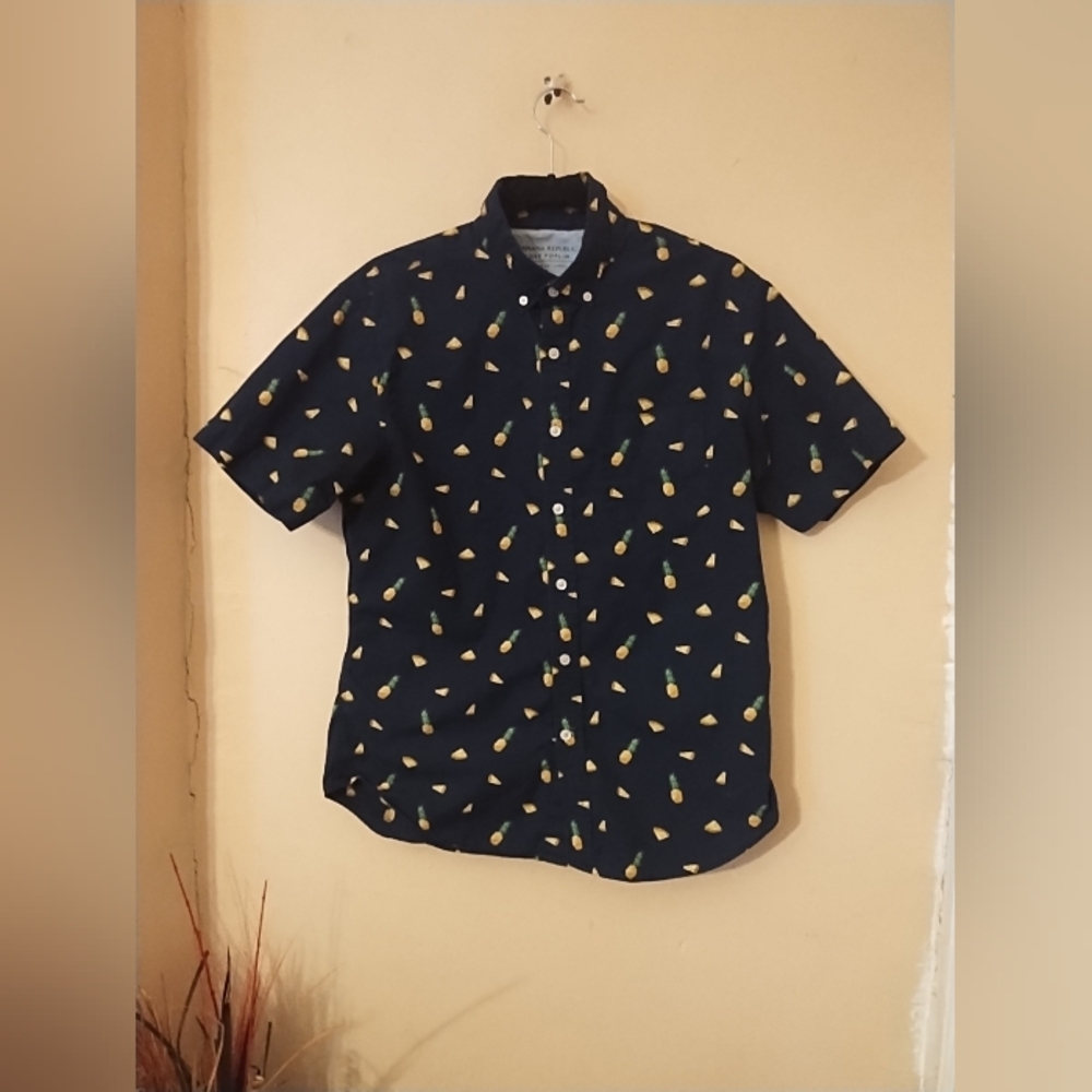 Banana Republic Size Medium Novelty Pineapple Print Short Sleeve Button Do shirt